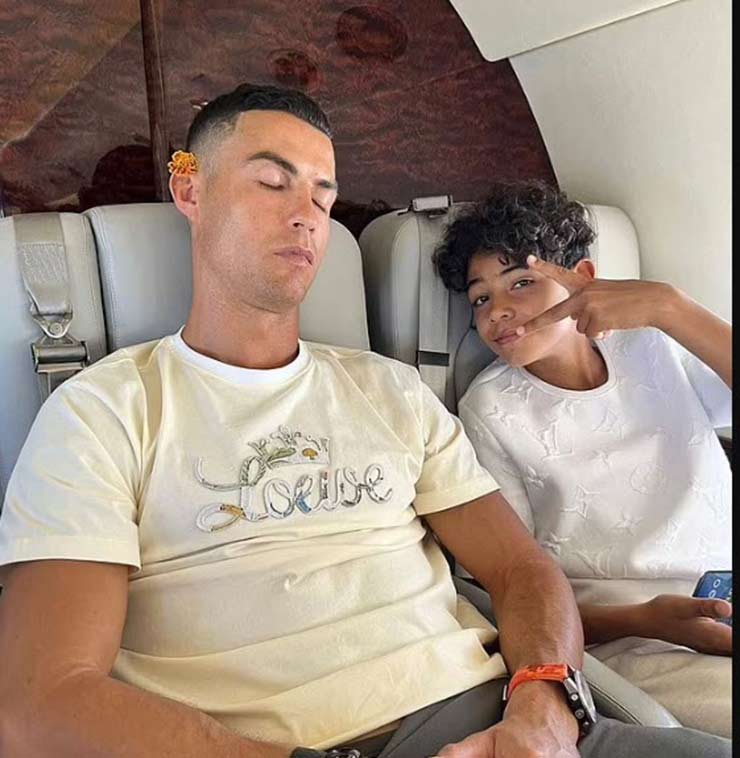 Ronaldo đăng ảnh mình bị con trai chụp lén trên máy bay để chúc con sinh nhật