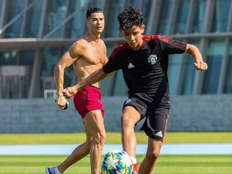 Bóng đá - Ronaldo chúc sinh nhật con trai, tiết lộ ước nguyện bố con “song kiếm hợp bích”