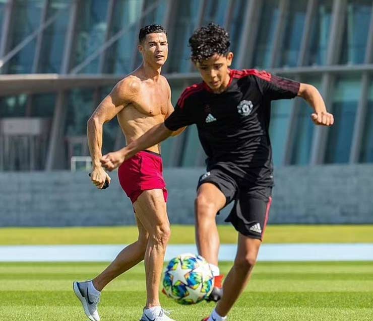 Ronaldo mong ước được cùng con trai đá bóng chuyên nghiệp nhưng anh đã ở tuổi 37