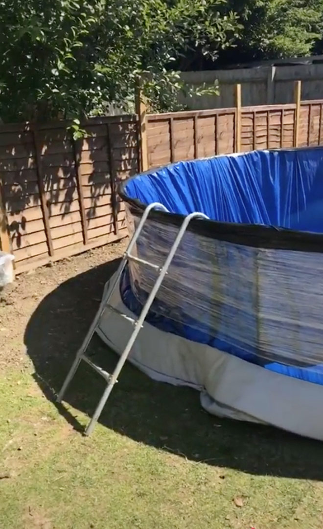 Hồ bơi thậm chí còn có một cái thang nhỏ để giúp bạn dễ dàng ra vào