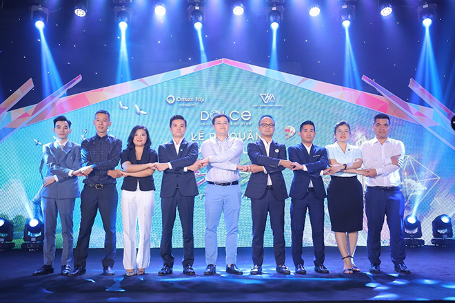 Cái bắt tay chiến lược giữa đại diện Chủ đầu tư, Đơn vị phát triển kinh doanh và các đại lý trong Lễ ra quân Dolce Penisola Quảng Bình