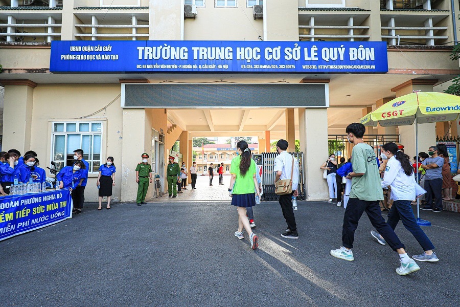 Theo ghi nhận của PV Báo Giao thông tại điểm trường THCS Lê Quý Đôn (Cầu Giấy), nhiều thí sinh đã có mặt từ sớm.