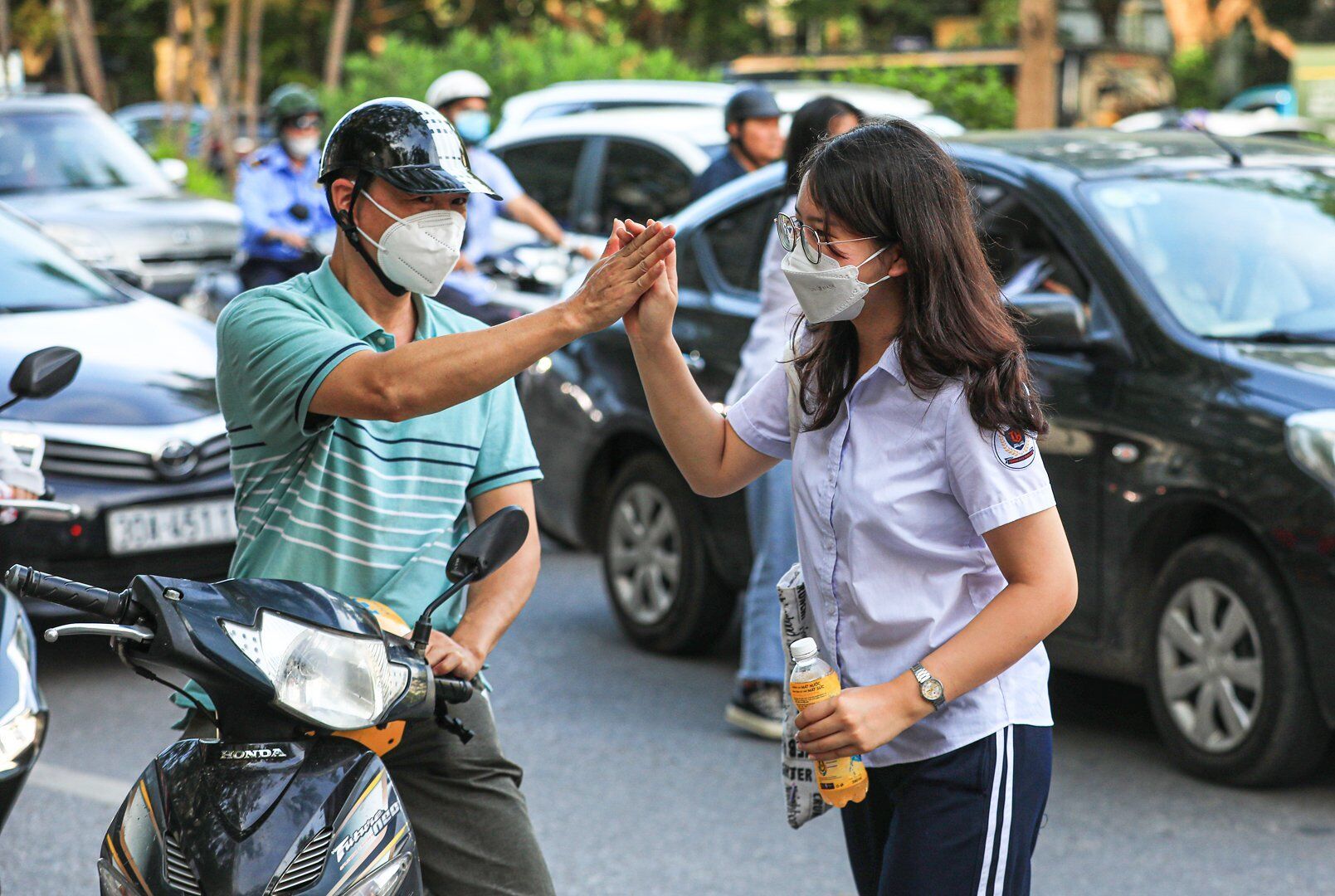 "Cố gắng lên nhé, sẽ ổn thôi con" - lời nhắn nhủ qua cái chạm tay con của người cha trước môn thi đầu tiên của kỳ thi cam go vào lớp 10