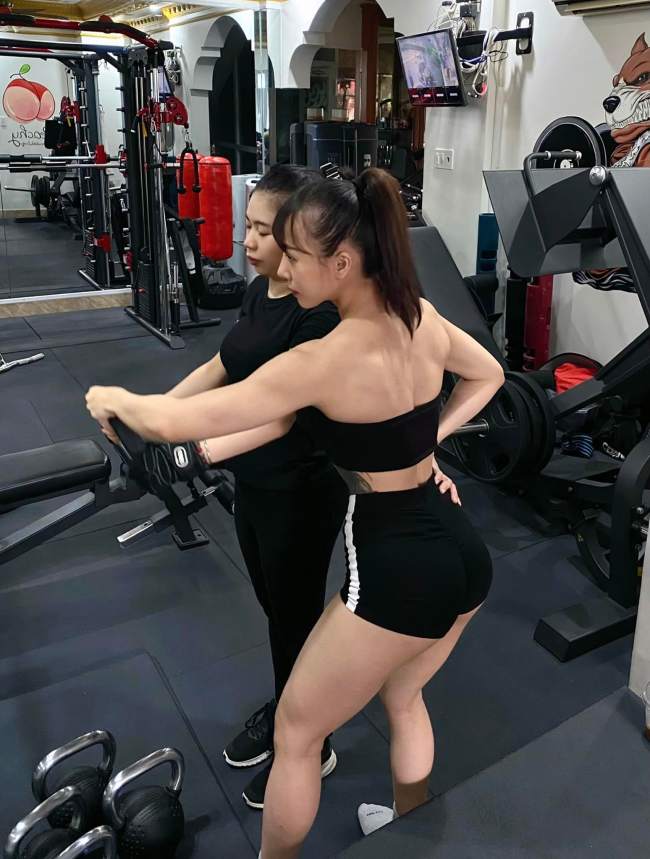 Cô đạt chuẩn hình thể đồng hồ cát khi có vòng ngực và vòng hông nở nang.

