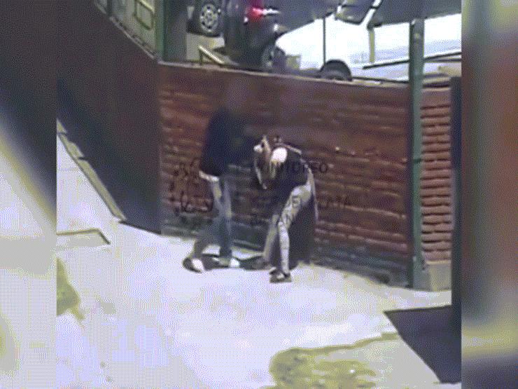 Phi thường - kỳ quặc - Clip: Gã đàn ông đánh bạn gái đến bất tỉnh ngay giữa phố và cái kết đắng ngắt