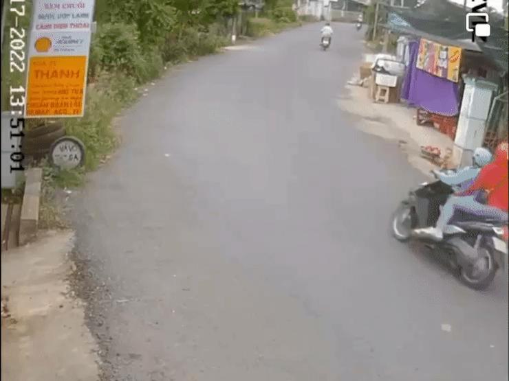 Xe máy - Xe đạp - Clip: Pha vào cua không giảm tốc độ và cái kết phát ra tiếng kêu