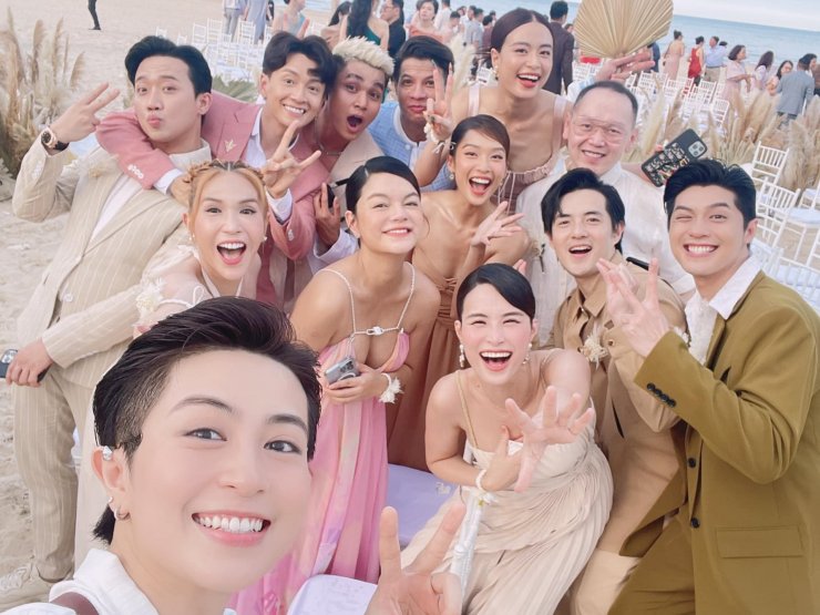 Đời sống Showbiz - Dự đám cưới Minh Hằng, Đông Nhi, Phạm Quỳnh Anh che chắn hết mức vì đầm xẻ sâu hun hút