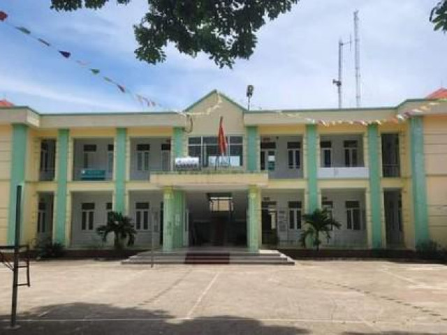 Pháp luật - Cách chức Chủ tịch xã bị bắt quả tang "quan hệ bất chính" với cấp dưới