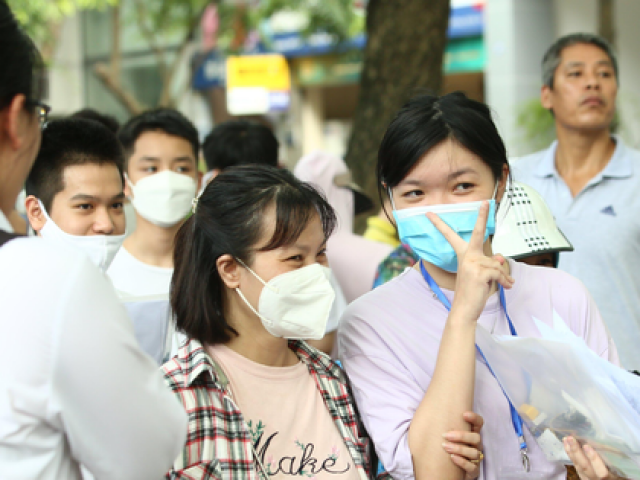 Giáo dục - du học - Hoàn tất thi Toán vào lớp 10: Sĩ tử reo mừng, đề thi dễ thở