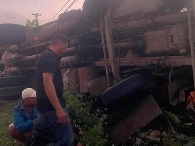 Tin tức trong ngày - Xe tải lật trên đèo, 5 người bị thương