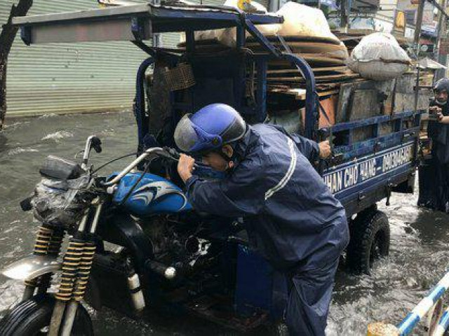 Tin tức trong ngày - CLIP: Đường ngập, người dân bì bõm sau cơn mưa lớn ở TP HCM