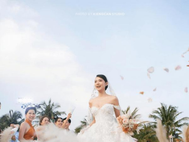 Thị trường - Tiêu dùng - Minh Hằng chịu chi thế nào cho 2 bộ váy cưới cực lộng lẫy?