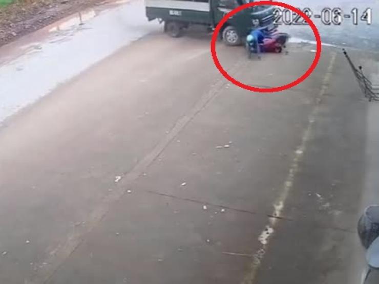 Tin tức trong ngày - Clip: Bị ô tô tải tông ngang, “ninja lead” văng khỏi xe hốt hoảng bỏ chạy