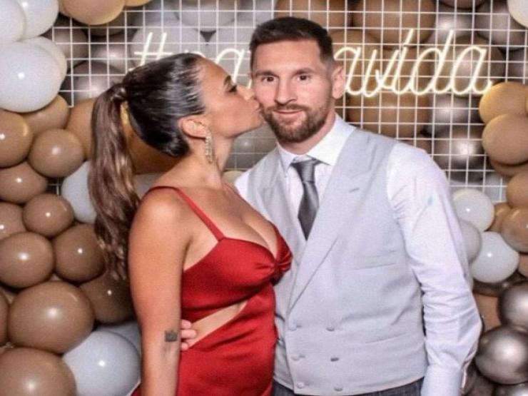 Bóng đá - Messi và vợ đẹp hớn hở ăn cưới sao Barca, bị tố từng "cả giận mất khôn"