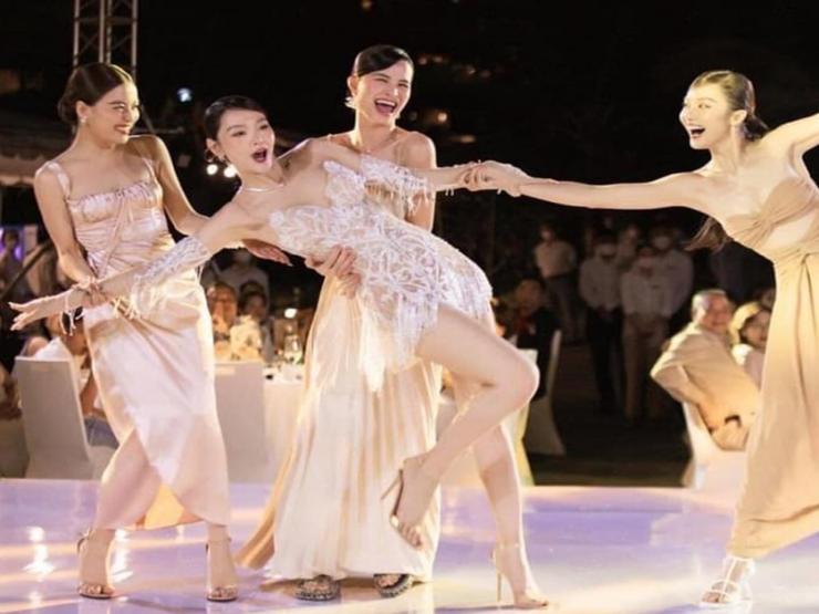 Thời trang - Minh Hằng khoe đường cong hút mắt trong tiệc cưới với chiếc đầm "2 trong 1"