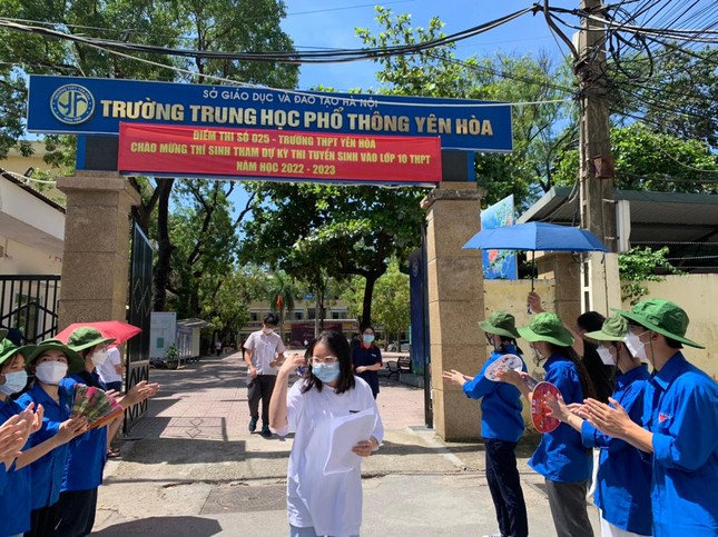 Hoàn tất thi Toán vào lớp 10: Sĩ tử reo mừng, đề thi dễ thở - 10