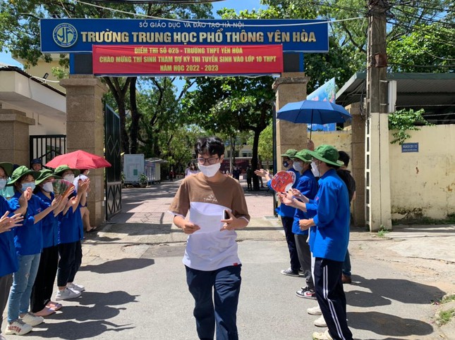 Hoàn tất thi Toán vào lớp 10: Sĩ tử reo mừng, đề thi dễ thở - 11