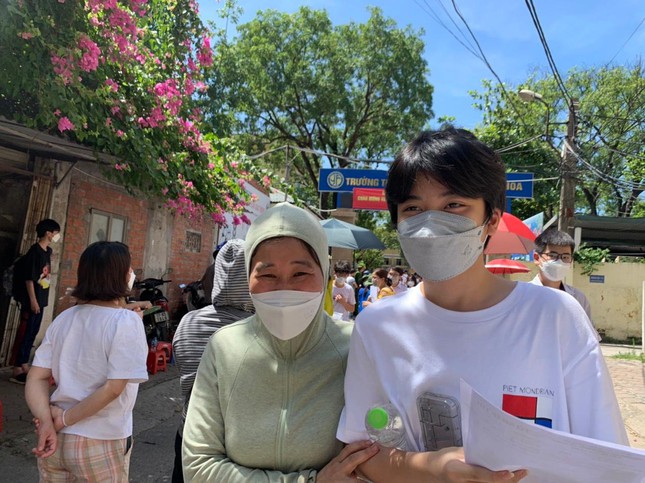 Hoàn tất thi Toán vào lớp 10: Sĩ tử reo mừng, đề thi dễ thở - 6