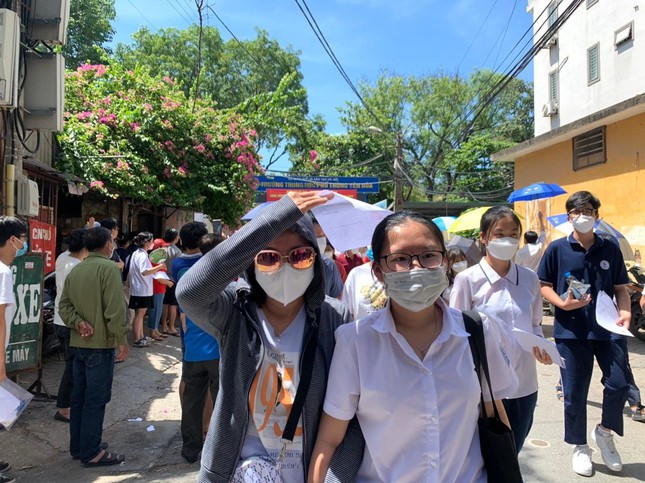 Hoàn tất thi Toán vào lớp 10: Sĩ tử reo mừng, đề thi dễ thở - 5