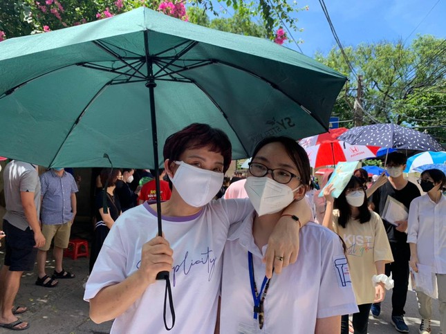 Hoàn tất thi Toán vào lớp 10: Sĩ tử reo mừng, đề thi dễ thở - 4