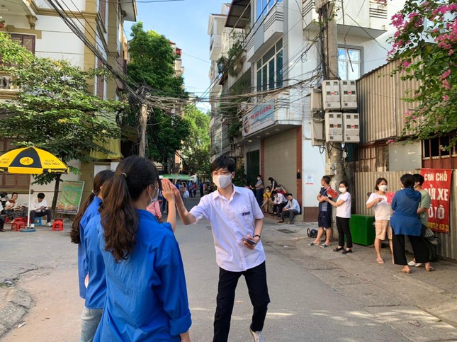 Hoàn tất thi Toán vào lớp 10: Sĩ tử reo mừng, đề thi dễ thở - 25