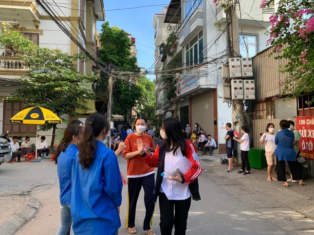 Thành niên tình nguyện chúc sĩ tử thi tốt. Ảnh chụp tại điểm trường THPT Yên Hoà