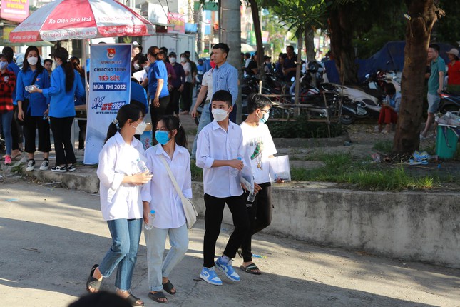 Hoàn tất thi Toán vào lớp 10: Sĩ tử reo mừng, đề thi dễ thở - 23