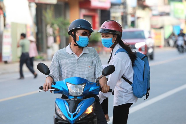 Hoàn tất thi Toán vào lớp 10: Sĩ tử reo mừng, đề thi dễ thở - 22