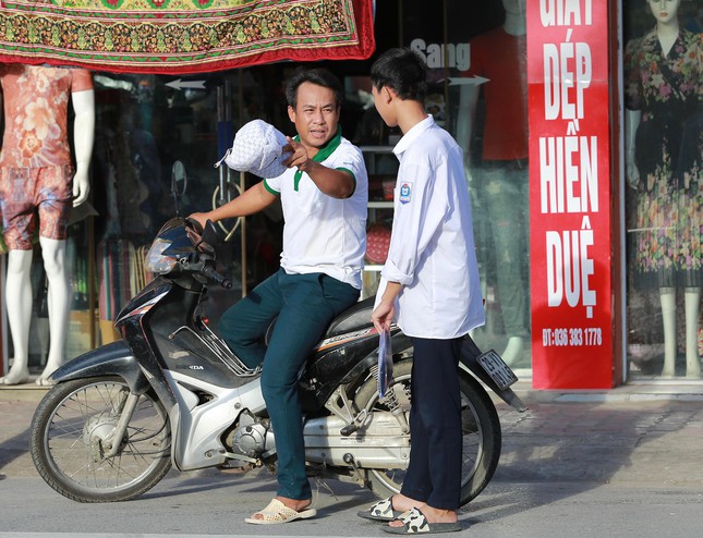 Hoàn tất thi Toán vào lớp 10: Sĩ tử reo mừng, đề thi dễ thở - 21