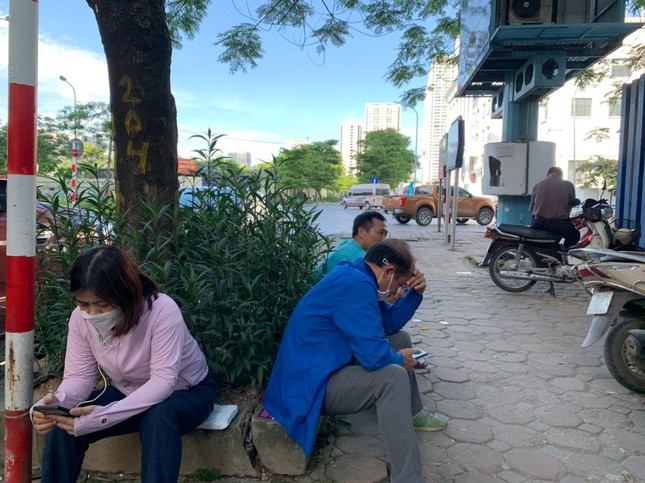 Hoàn tất thi Toán vào lớp 10: Sĩ tử reo mừng, đề thi dễ thở - 14