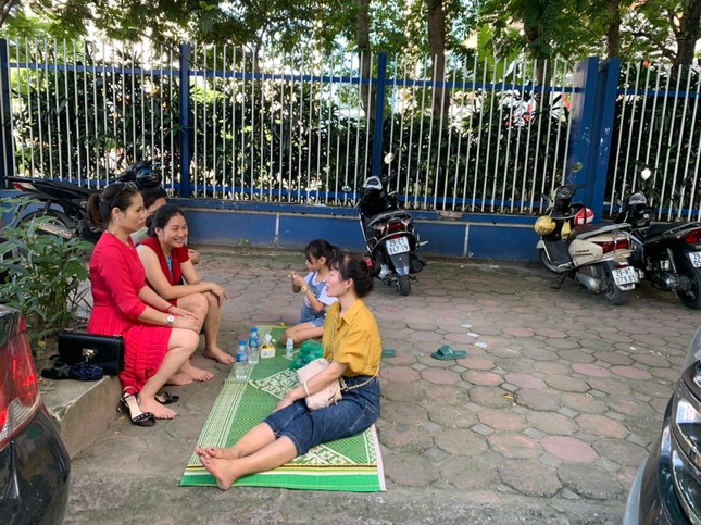 Cũng giống ngày hôm qua, nhiều phụ huynh không về mà chọn ở lại trường để chờ đón con. Có gia đình mang theo cả chiếu trải để chờ đón thí sinh. (Ảnh chụp tại trường THPT Yên Hoà)