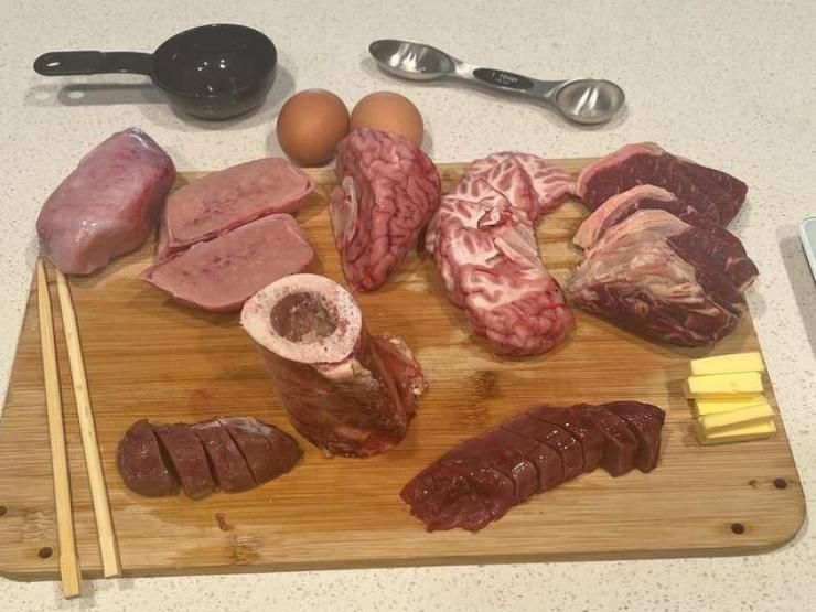 Sức khỏe đời sống - Người đàn ông chuyên ăn thịt sống và nội tạng sống gây tranh cãi