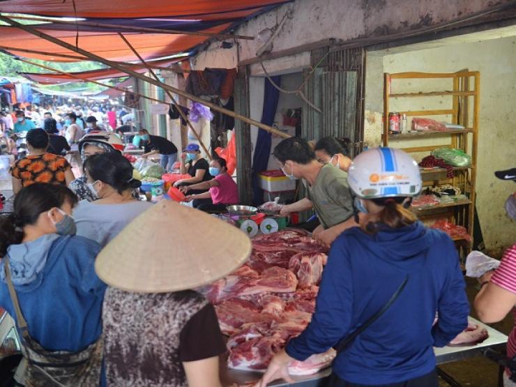 Chật vật trong cơn ”bão giá” vẫn không đủ sống, nhiều gia đình “gồng gánh nhau” về quê