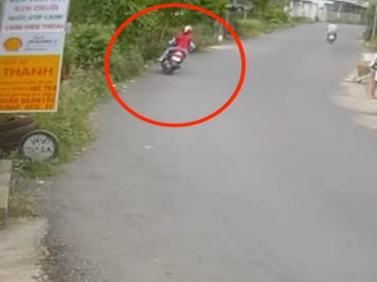 Tin tức trong ngày - Clip: Nghiêng xe ôm cua tốc độ cao, 2 người đi xe máy gặp tai họa