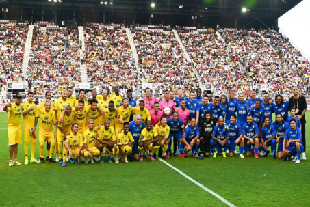 Ronaldinho & Carlos tổ chức đá giao hữu: Dàn sao hội tụ, ngỡ ngàng 22 bàn