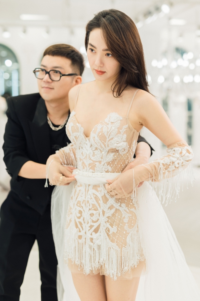 Sau hình ảnh công khai kết hôn vào Valentine Trắng, Minh Hằng đã chính thức lên xe hoa với hôn phu hơn tuổi.
