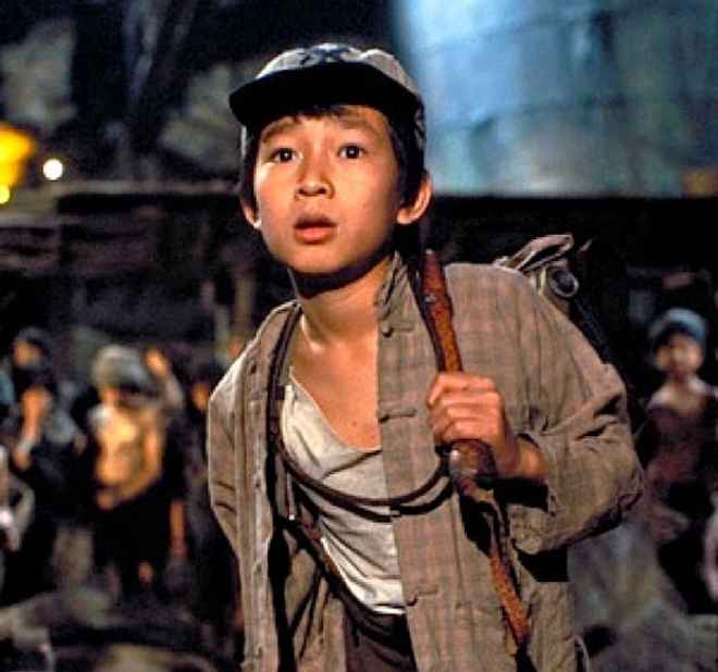 Quan Kế Huy ghi điểm nhờ đóng vai cậu bé lém lỉnh trong "Indiana Jones và ngôi đền tàn khốc".