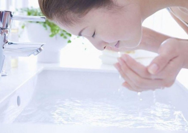 Rửa mặt bằng nước ấm là cách tốt nhất giúp da bớt nhờn.