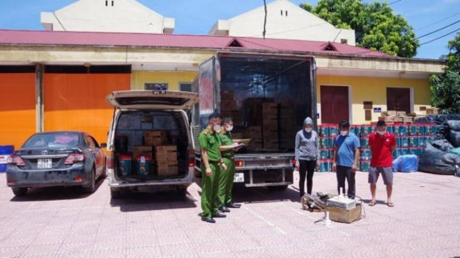 Các đối tượng cùng tang vật tại cơ quan công an.