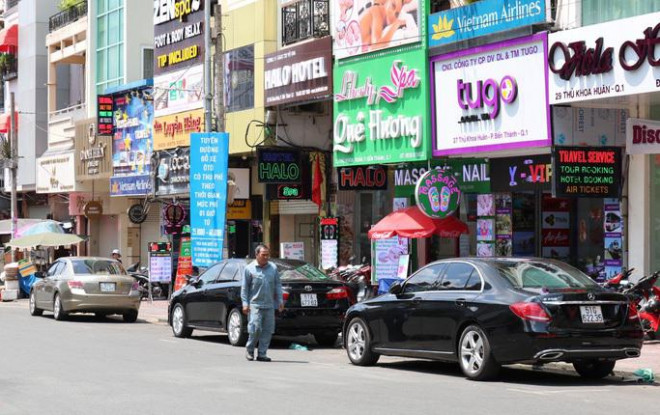 Từ 1-8-2018, TP HCM bắt đầu thu phí ôtô đậu trên đường