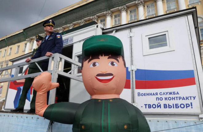 Các binh sĩ Nga đứng bên ngoài một trung tâm tuyển mộ ở TP St. Petersburg hôm 28-5. Ảnh: REUTERS