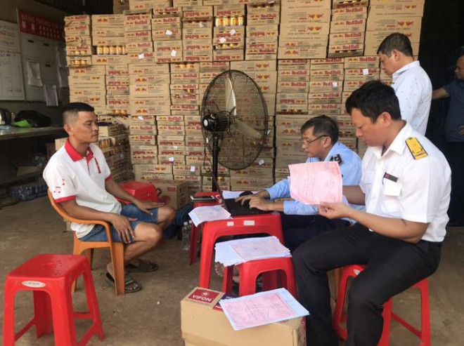 Lực lượng chức năng lập biên bản vi phạm