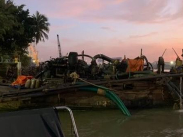 Pháp luật - Bị vây ráp, “cát tặc” liều mình nhảy sông lẩn trốn