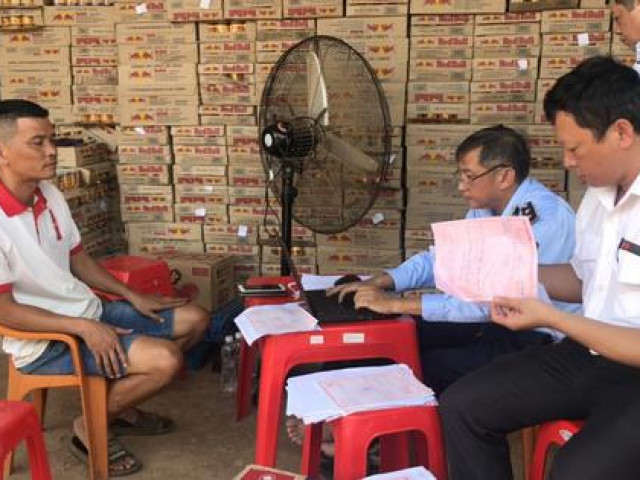 Thị trường - Tiêu dùng - Thu giữ gần 1.000 thùng phở bò có dấu hiệu bất thường