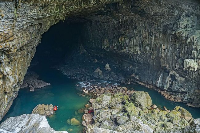 Hang Tham Khoun Xe: Hang Tham Khoun Xe là một hang động trên sông rộng lớn nằm ở tỉnh Khammouane, miền Trung Lào. Hang động được phát hiện bởi một nhóm nhà thám hiểm người Pháp vào năm 1905.
