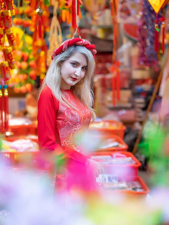 Những người đẹp phương Tây tưởng khó lòng mặc đẹp trang phục truyền thống phương Đông vì nét ngoại hình khác biệt.&nbsp;
