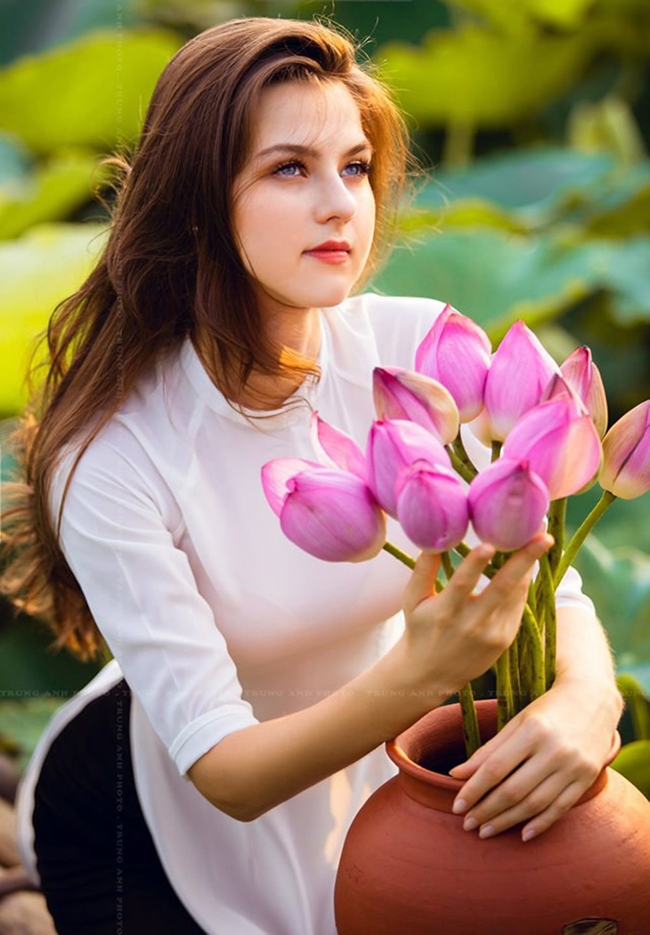 Tuy nhiên, không ít lần người ta phải trầm trồ vì những cô gái phương Tây xinh đẹp trong tà áo dài Việt Nam.&nbsp;

