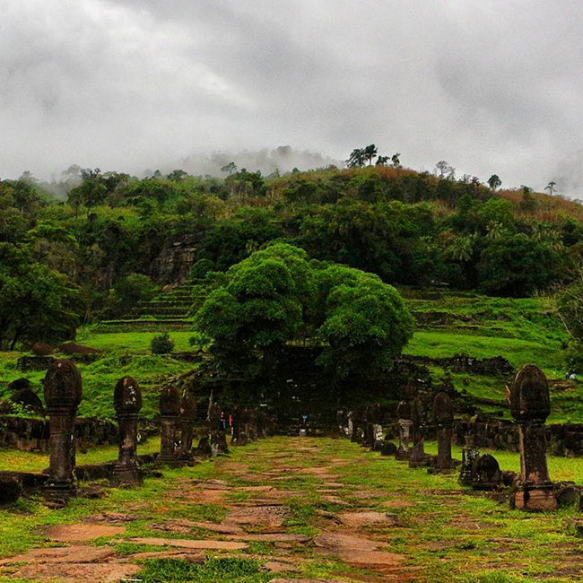 Wat Phu (Vat Phou) là công trình văn hóa tiêu biểu nhất của Champasak. Di sản văn hóa thế giới này nằm cách Pakse khoảng 40km về phía nam, dọc theo bờ sông Mekong.  