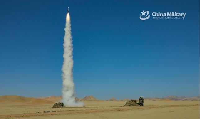 Hệ thống phòng thủ tên lửa tầm trung HQ-16 được thử nghiệm ở vùng sa mạc của Trung Quốc vào tháng 8/2020. (Ảnh: Global Times)