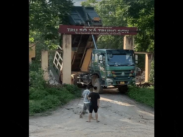 Clip: Xe tải đổ vật liệu xây dựng kéo sập cổng trụ sở Ủy ban xã
